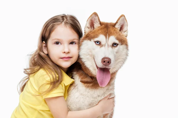 Flicka med en husky — Stockfoto