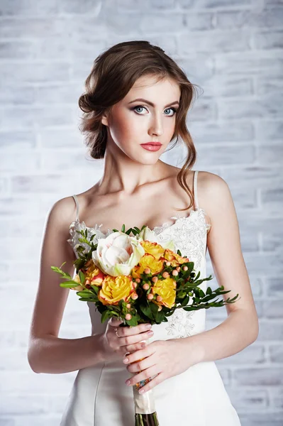 美丽的女人，与婚礼花束 — 图库照片