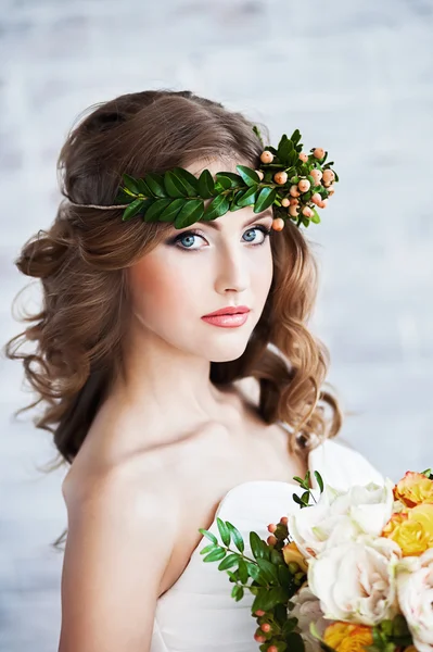 Schöne Frau mit einem Brautstrauß — Stockfoto