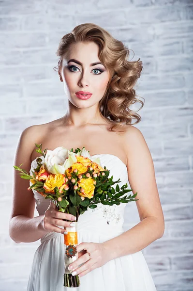 Schöne Braut trägt einen Kranz — Stockfoto