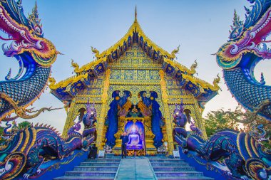 Chiang Rai, Tayland - 25 Temmuz 2020: Akşam karanlığında Güzel Mavi Tapınak veya Rong Suea Tapınağı. Chiang Rai Eyaleti, Tayland