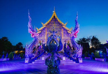 Chiang Rai, Tayland - 25 Temmuz 2020: Akşam karanlığında Güzel Mavi Tapınak veya Rong Suea Tapınağı. Chiang Rai Eyaleti, Tayland