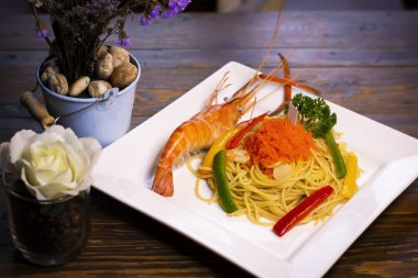 Karidesli spagetti, yanında da karides Roe.