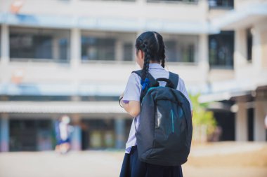 Tayland 'daki öğrenciler koronavirüs durumu nedeniyle okuldan sonra okula dönüyorlar..