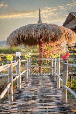 Güzel bir atmosferi olan restoran güzel bir dağ manzarası, Chiang Rai, Tayland