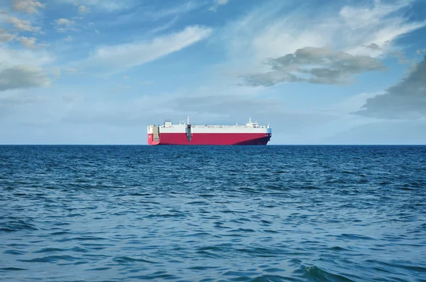Kargo gemisi denizin mavi gökyüzü