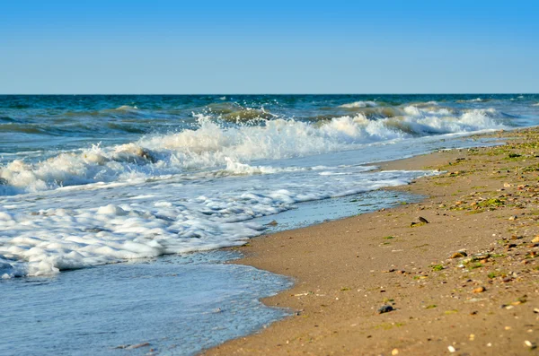 Κύματα της θάλασσας πλύνετε την παραλία μπλε ουρανό — Φωτογραφία Αρχείου