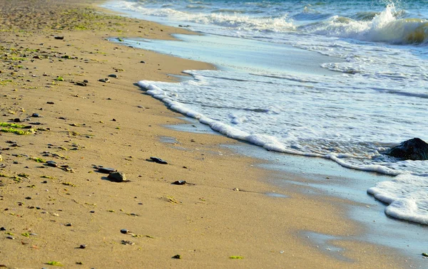 海浪冲刷着沙滩蓝天的衬托 — 图库照片
