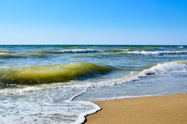 Tidal wave on a clean, sandy, sea beach — Stock Photo, Image