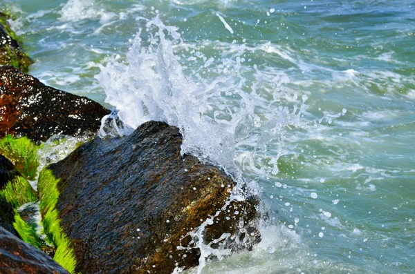 浪花拍打在沙滩上的大石头上 — 图库照片