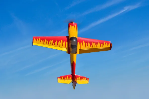 Volar el avión realiza acrobacias en el cielo —  Fotos de Stock