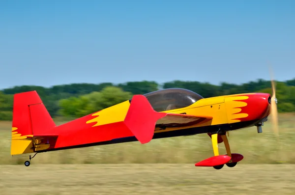 Aeronaves modelo de esportes decolam do aeródromo — Fotografia de Stock