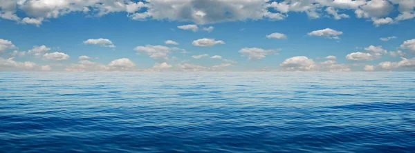 Mavi deniz bir arka plan üzerinde beyaz bulutlar Panoraması