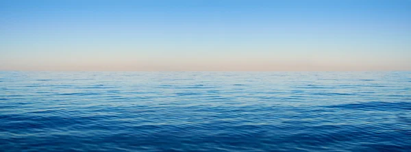 Şafak arka plan üzerinde dalgalar deniz Panoraması