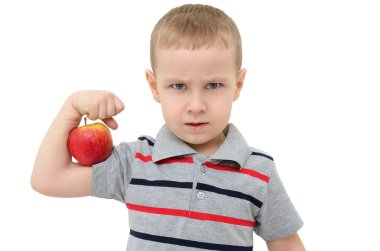 Beyaz arka plan üzerinde izole apple ile güçlü çocuk