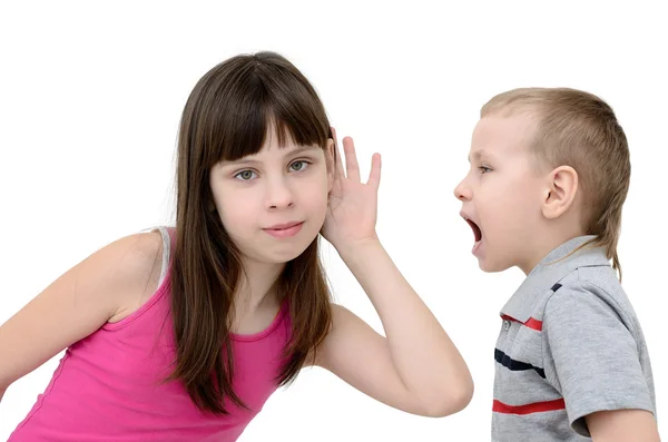 Chica escucha a un niño sobre fondo blanco — Foto de Stock