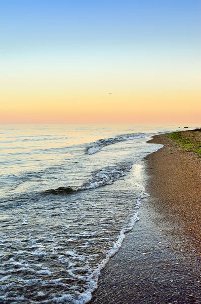 Sea waves wash the beach against  backdrop of evening sky — Stock Photo, Image