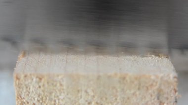 Çelik gördüm, demir testeresi ahşap kiriş closeup kesmek.