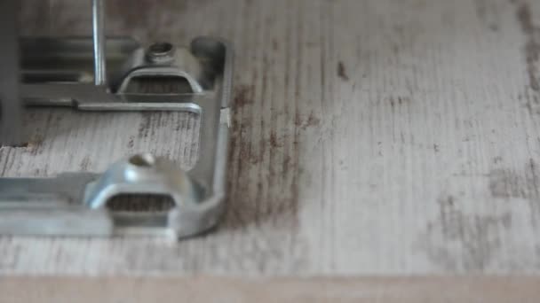 Scie sauteuse aiguë, couper la planche rapide gros plan. Menuiserie et menuiserie . 