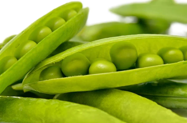 Schoten grüner Erbsen isoliert auf weißem Hintergrund. grünes, reifes, frisches Gemüse. Hülsenfrüchte. — Stockfoto