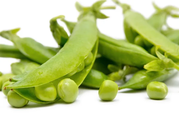 Schoten grüner Erbsen isoliert auf weißem Hintergrund. grünes, reifes, frisches Gemüse. Hülsenfrüchte. — Stockfoto