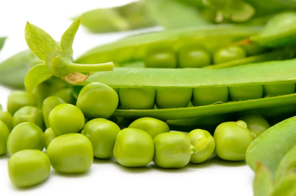 Schoten grüner Erbsen isoliert auf weißem Hintergrund. grünes, reifes, frisches Gemüse. Hülsenfrüchte. — Stockfoto