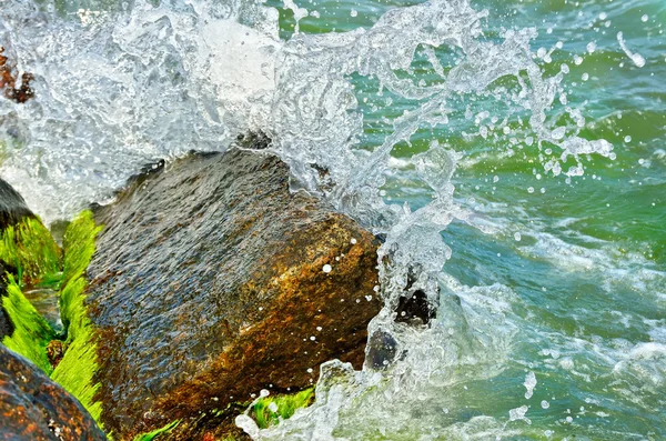 浪花拍打在沙滩上的大石头上 — 图库照片
