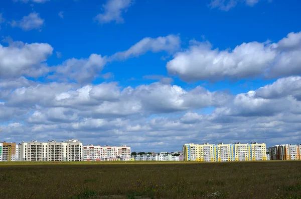 Construyendo Una Nueva Ciudad Contra Cielo Azul — Foto de Stock