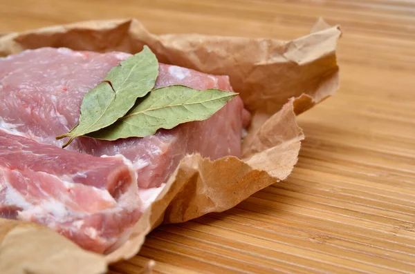 Kawałek Surowego Mięsa Stole Kuchennym — Zdjęcie stockowe