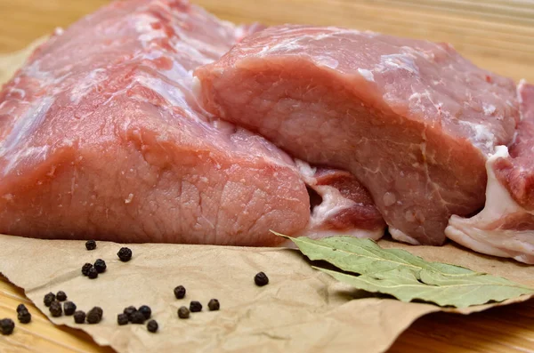 Ein Stück Rohes Fleisch Auf Einem Küchentisch — Stockfoto