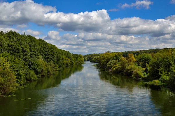 Fiume Tra Coste Boscose Contro Cielo Blu — Foto Stock