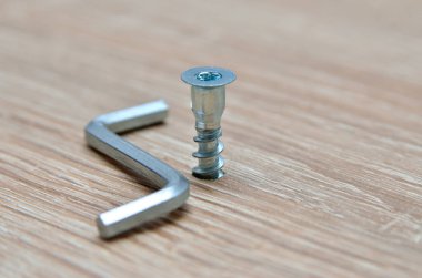 Ahşap bir arkaplanda mobilya montaj araçları