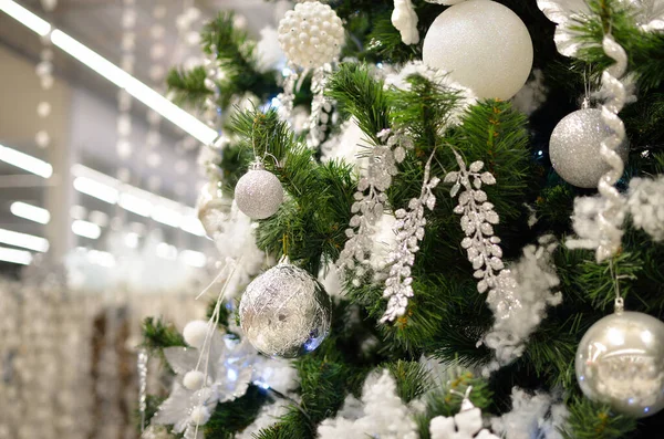 Grüne Zweige Des Mit Spielzeug Geschmückten Weihnachtsbaums Neujahrsdekoration — Stockfoto
