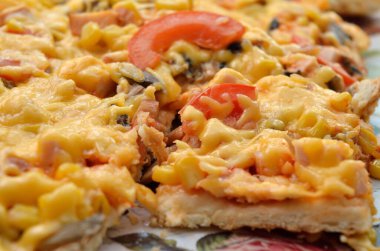 Taze pişmiş pizza, eritilmiş peynir ve sebzeler..