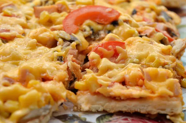 Taze pişmiş pizza, eritilmiş peynir ve sebzeler..