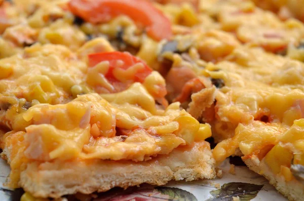 Taze pişmiş pizza, eritilmiş peynir ve sebzeler..