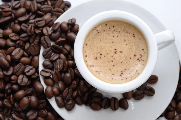 Café Una Taza Granos Café Aromáticos Aislados Blanco — Foto de Stock