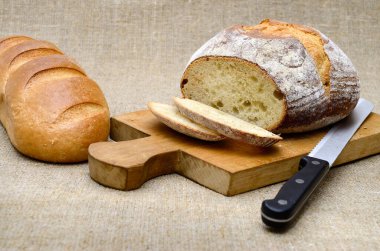 Kesme tahtasındaki taze ekmek. Fırın ürünleri kapanıyor.