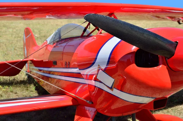 Avião Vermelho Fica Uma Pista Terra — Fotografia de Stock