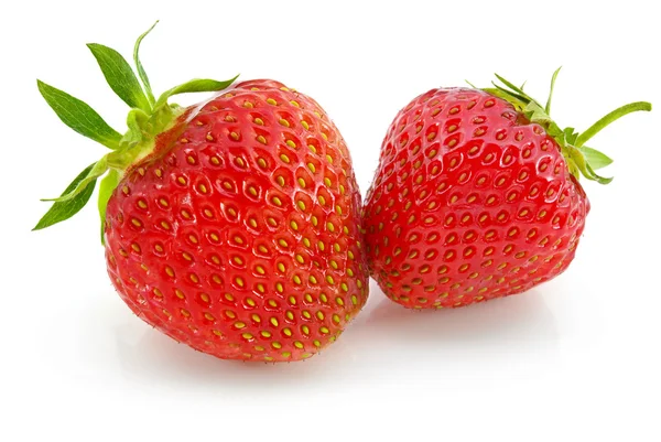 Fragole rosse mature isolate su fondo bianco — Foto Stock