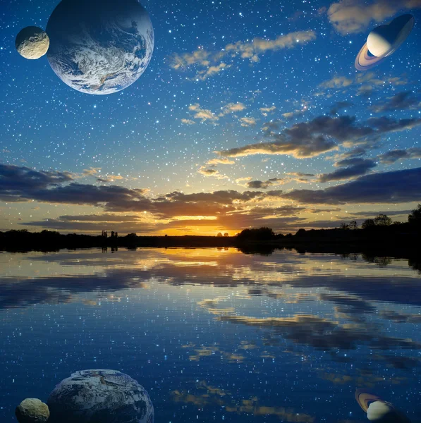 Pôr do sol sobre o lago em um fundo do céu com planetas — Fotografia de Stock