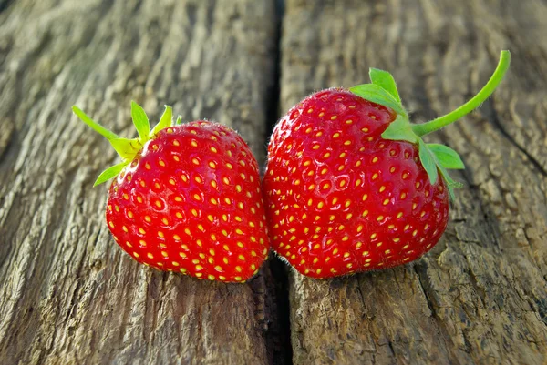 在一个木制的背景上的成熟红草莓 — 图库照片