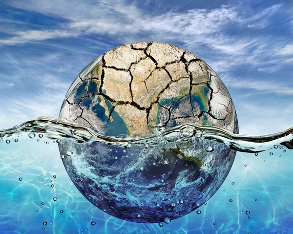 Ausgetrockneter Planet im Wasser des Weltmeeres — Stockfoto