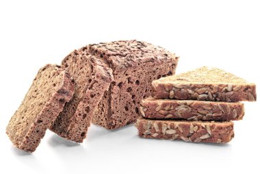 Beyaz arka plan üzerinde izole taze pişmiş ürünler