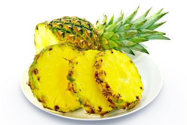 Beyaz bir arka plan üzerinde izole bir tepside bir ananas kesme