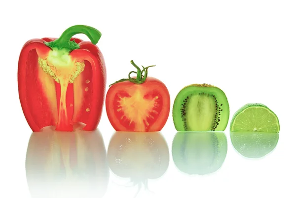 Das geschnittene Gemüse und Obst, isoliert auf weißem Hintergrund — Stockfoto