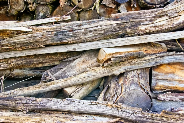 Les grumes et les produits du bois, qui ont été pliés sur un tas — Photo