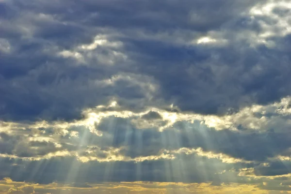 Los rayos del sol rompiendo las nubes oscuras de la lluvia — Foto de Stock