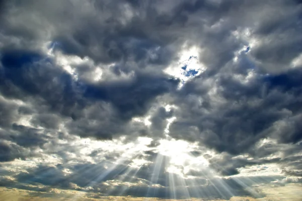 太陽光線の暗い雨の雲を突破 — ストック写真