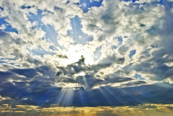 Os raios do sol que quebram através das nuvens escuras da chuva — Fotografia de Stock